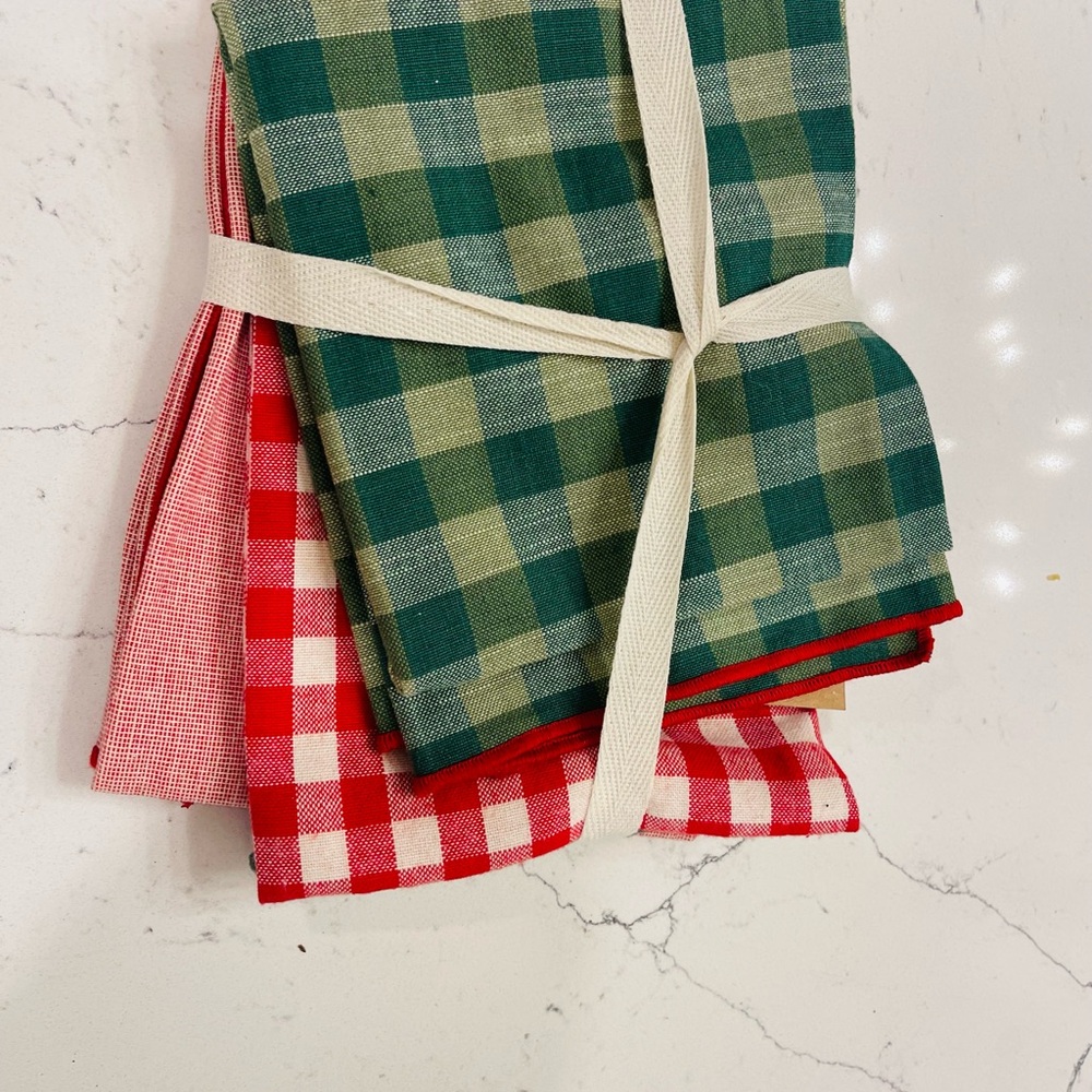 Hallmark Red and Green Kitchen Linens Set - Picture 2 of 2